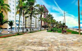 Apartamento na Vila Caiçara em Prédio Frente Mar com excelente localização por Reserva Praia